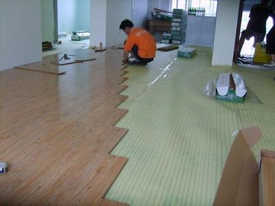 二手房裝修不砸地磚，直接在上面鋪地板可行嗎？詳細分析與建議
