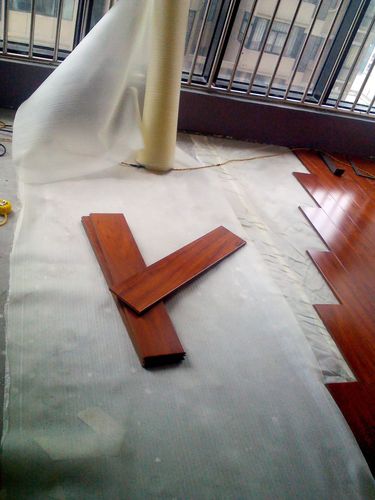 住低層再也不怕潮！師傅鋪地板前加了一層這個(gè)，實(shí)用又省心