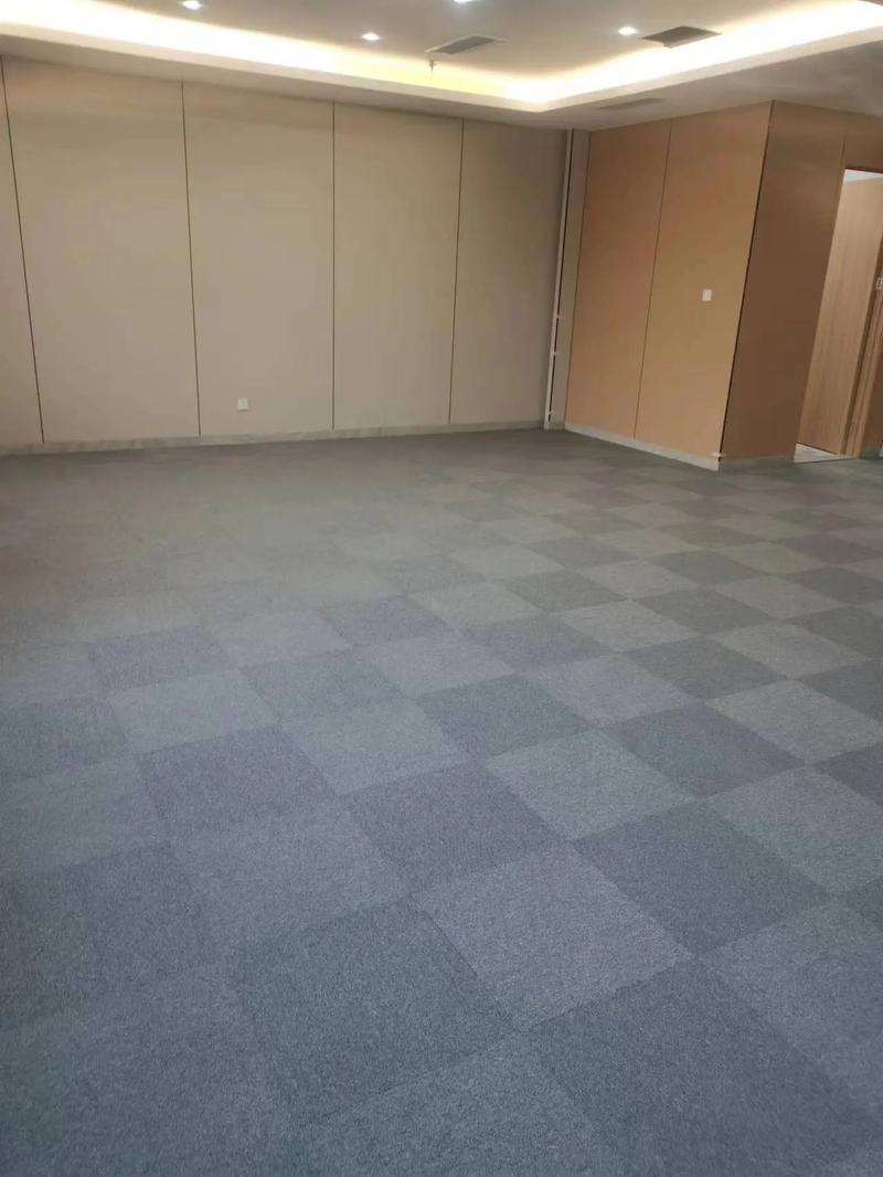 方塊地毯鋪設(shè)完活需要鋪設(shè)地膠,地毯,運(yùn)動(dòng)地板,橡膠樓梯踏步