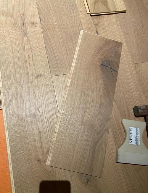 自己重鋪地板需要準(zhǔn)備哪些工具?